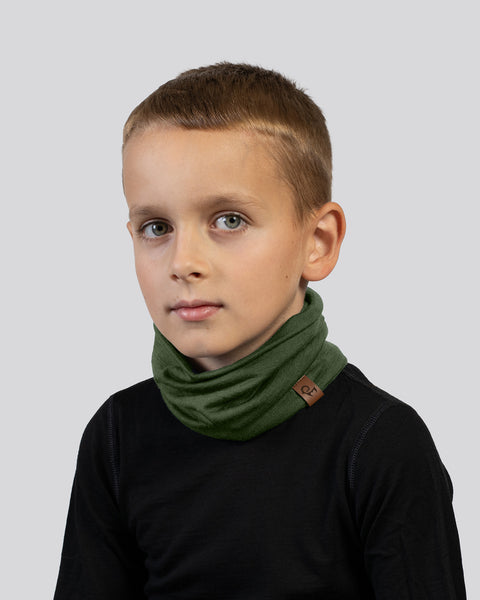 Boy wearing a dark green Merino wool neck gaiter with black base layer – warm, odor-resistant, and soft kids’ winter accessory.
