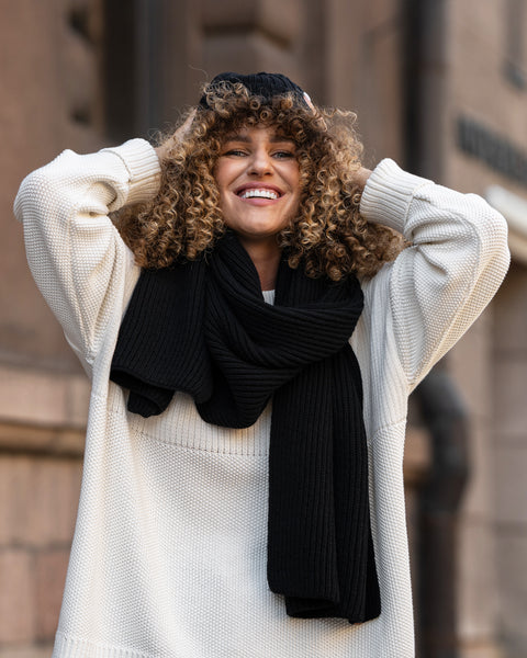 Women's Knit Thick Scarf Merino in black color.